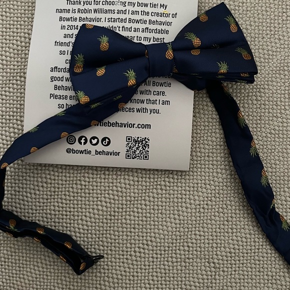 Bowtie Behavior Navy Blue Bowtie 🍍 Pineapple print - Picture 6 of 10